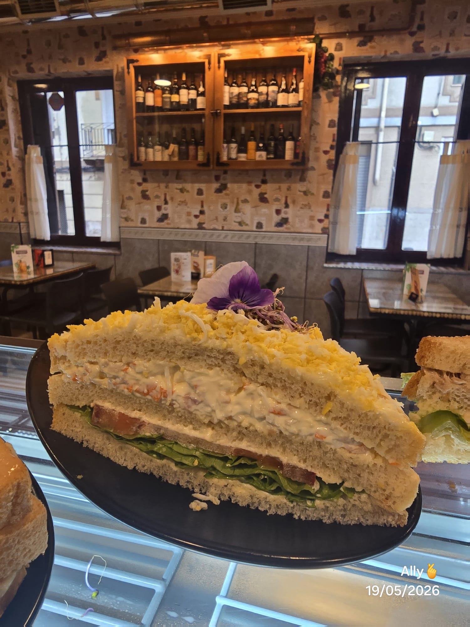 Bocadillo especial relleno de ensalada cremosa, lechuga, tomate y huevo rallado.