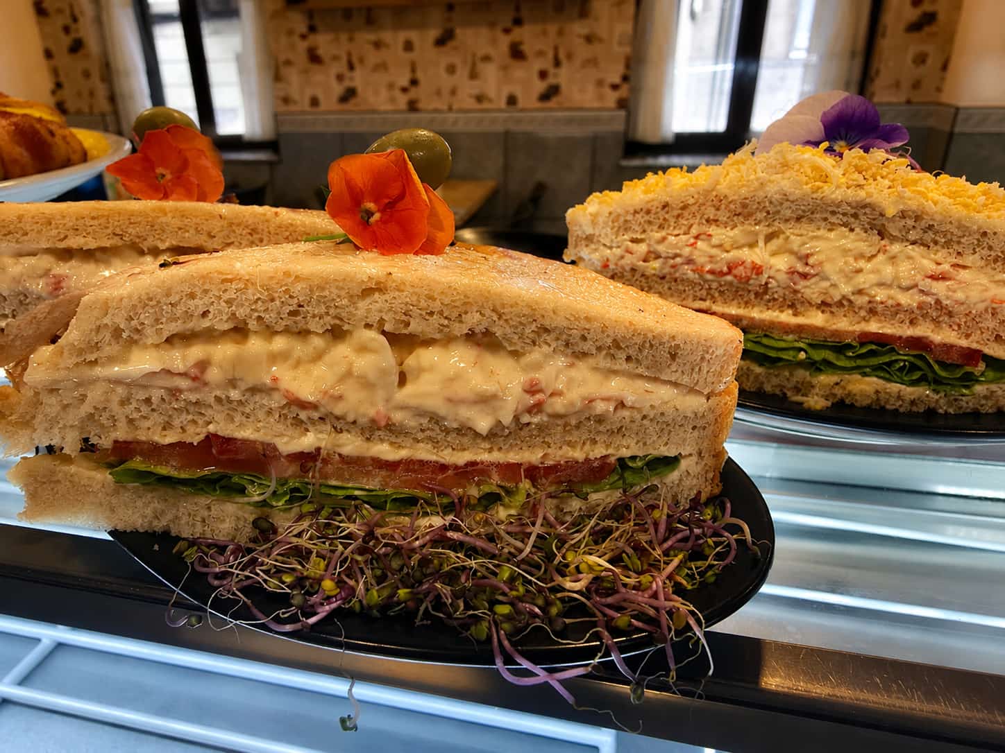 Variedad de bocadillos con diferentes rellenos cremosos.