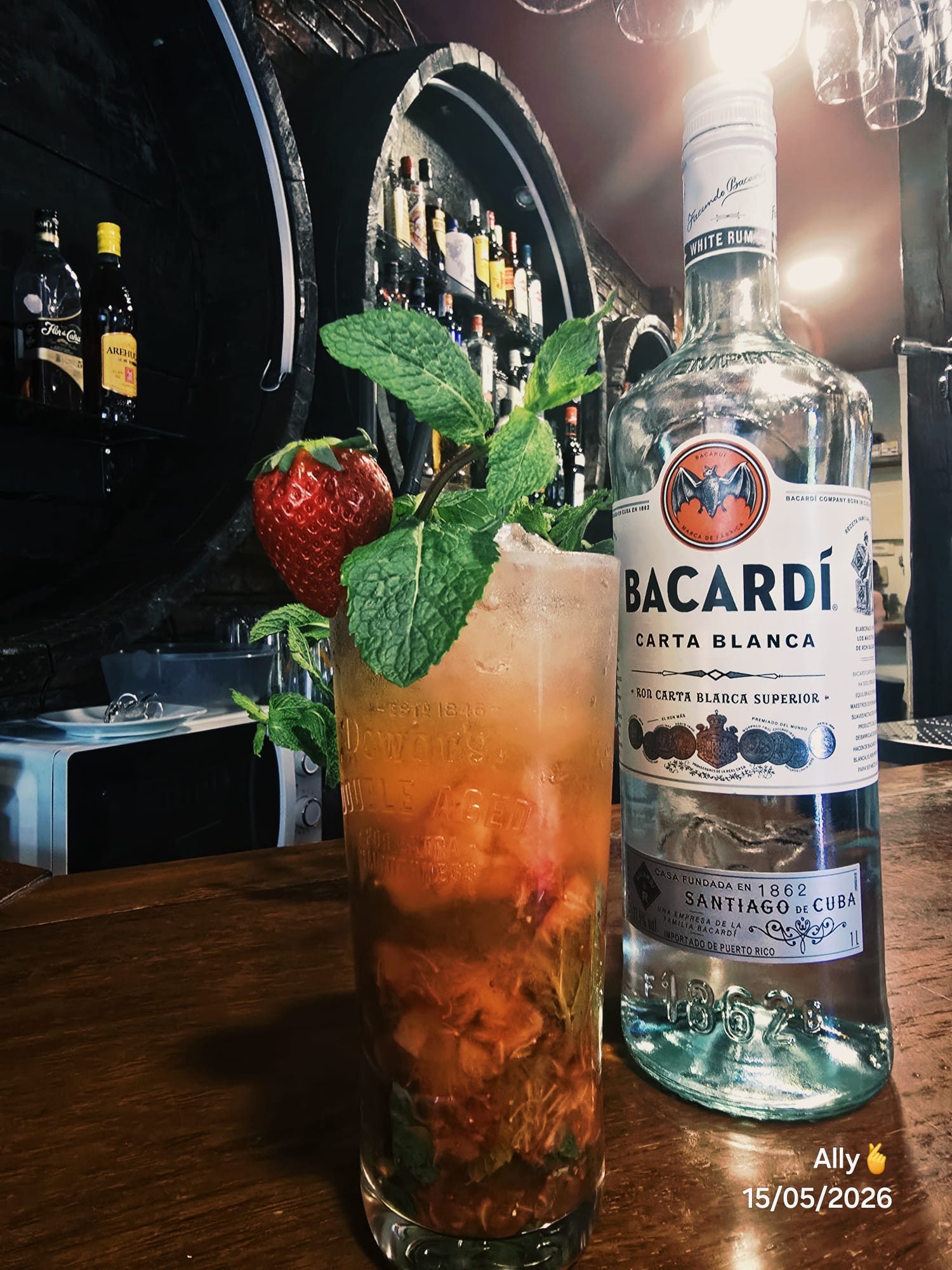 Cóctel Bacardi Carta Blanca con fresa y menta fresca.
