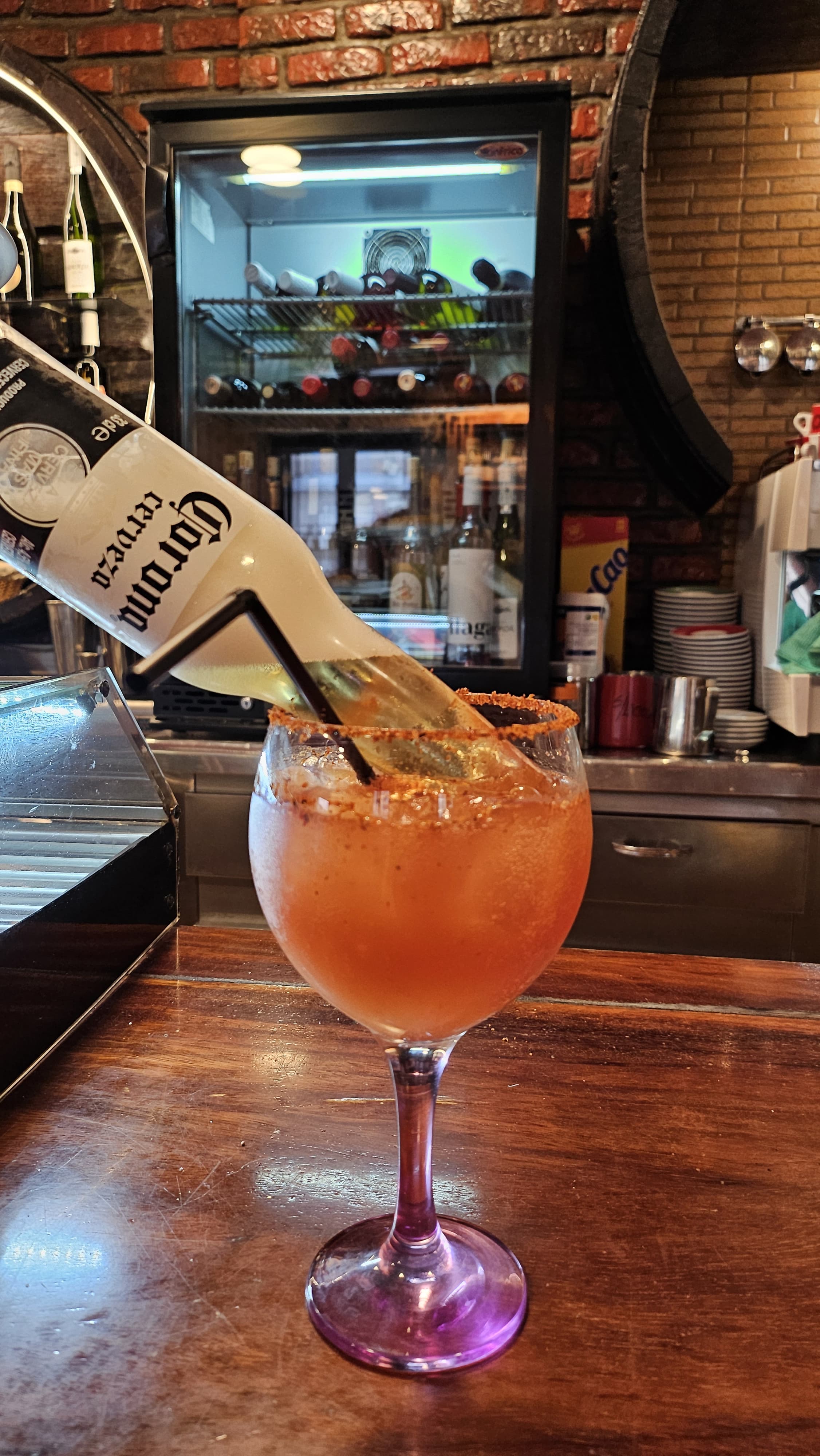 Michelada Corona Extra con borde de chile y hielo.