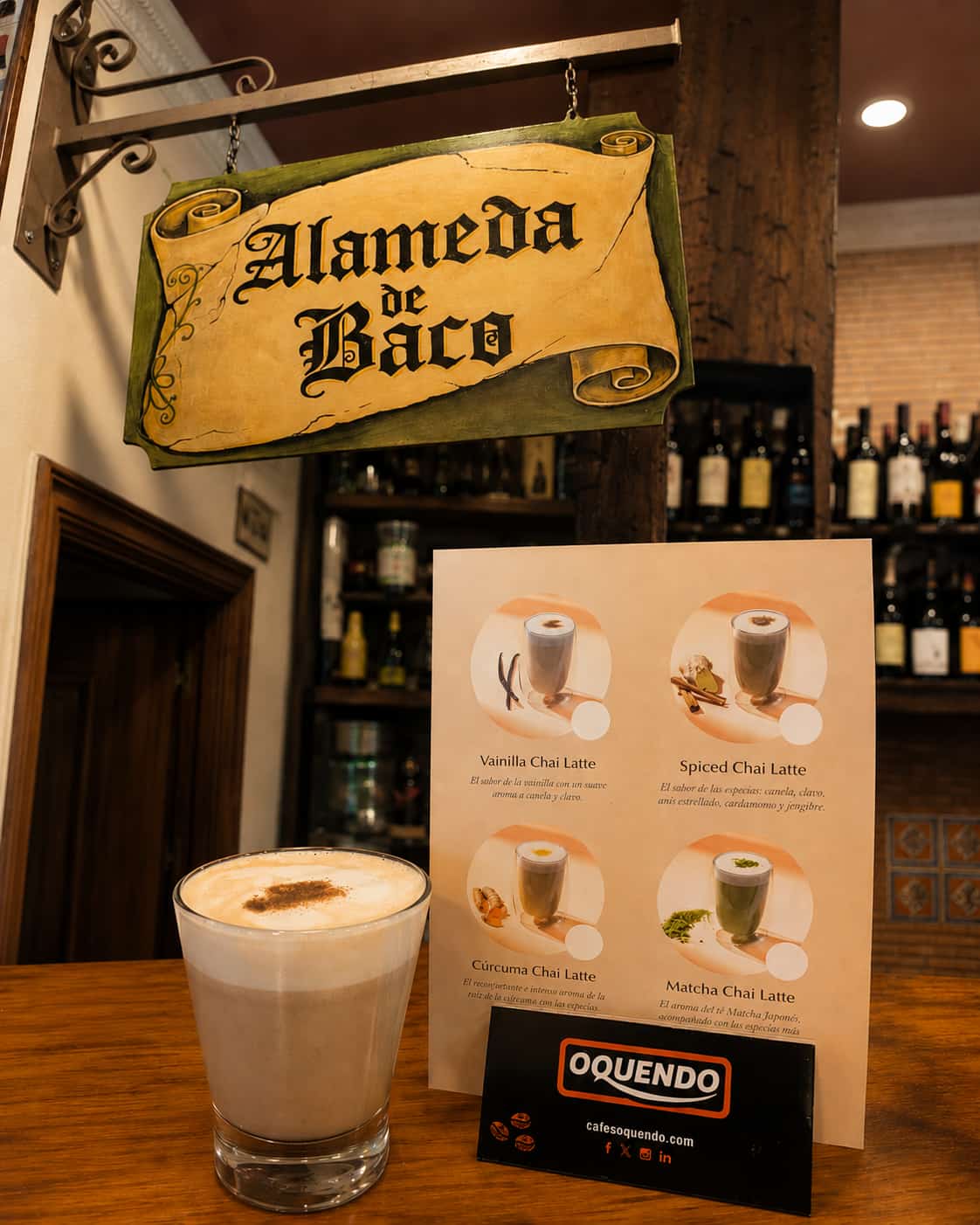 Interior del bar con latte, menú de chai y cartel vintage.