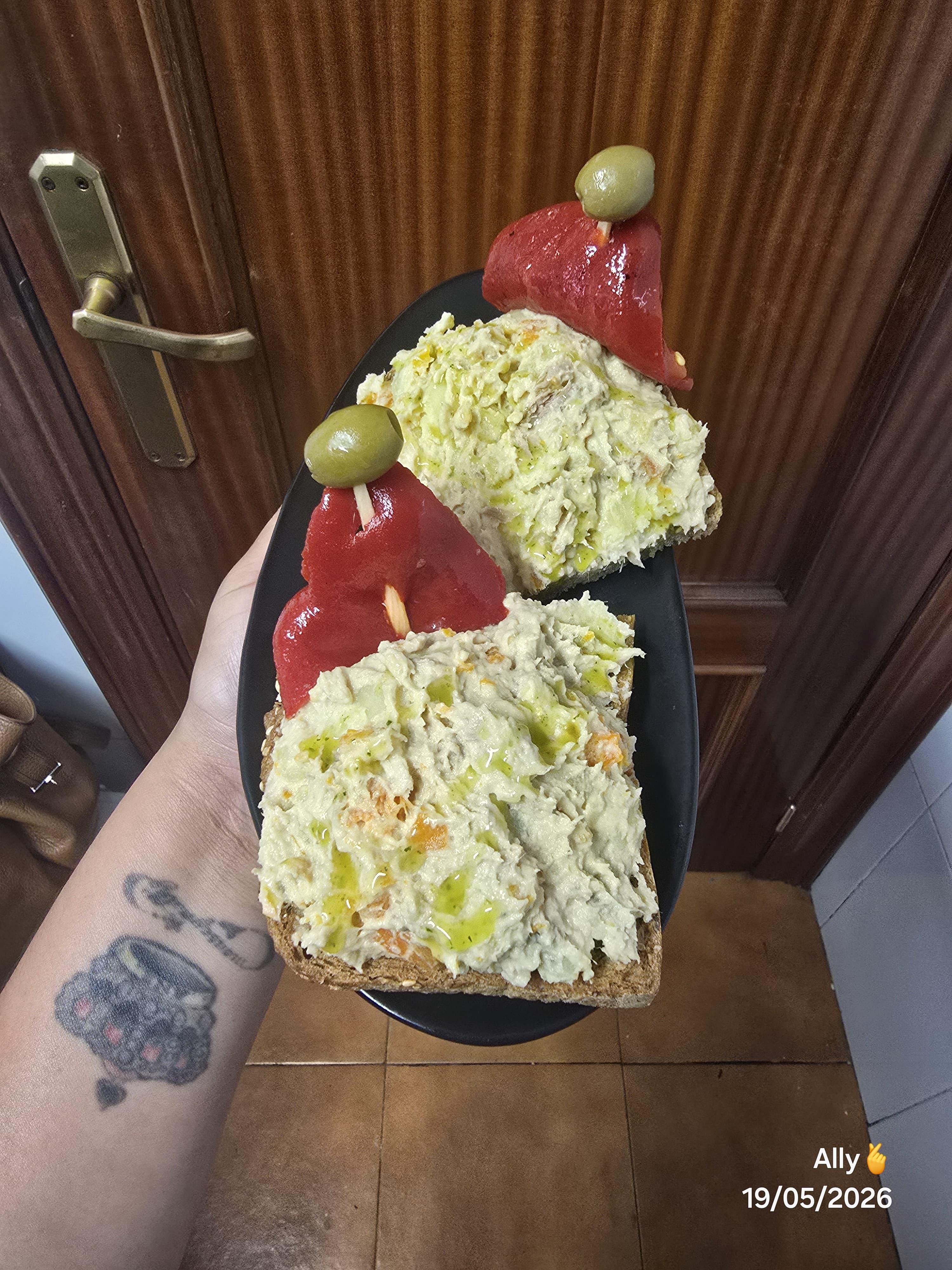 Pintxos abiertos con ensalada cremosa y pimiento rojo asado.