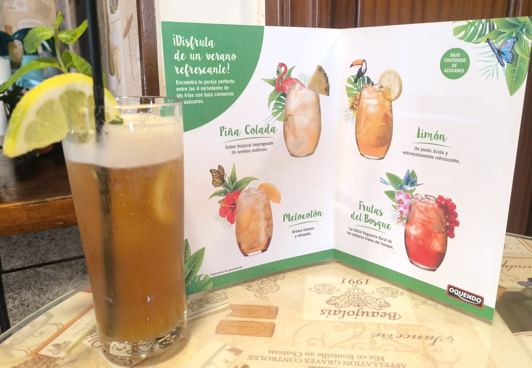 Té frío con hielo, menta y limón.